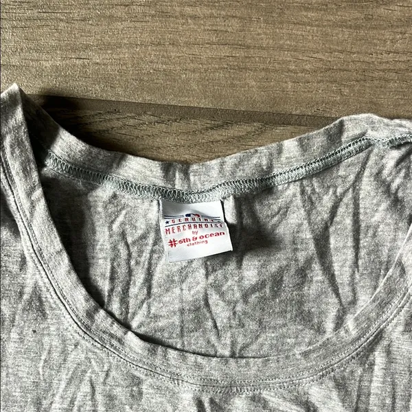 MLB Gray Cap Sleeve Fitted Tee with Chicago Cubs Logo - Image 4