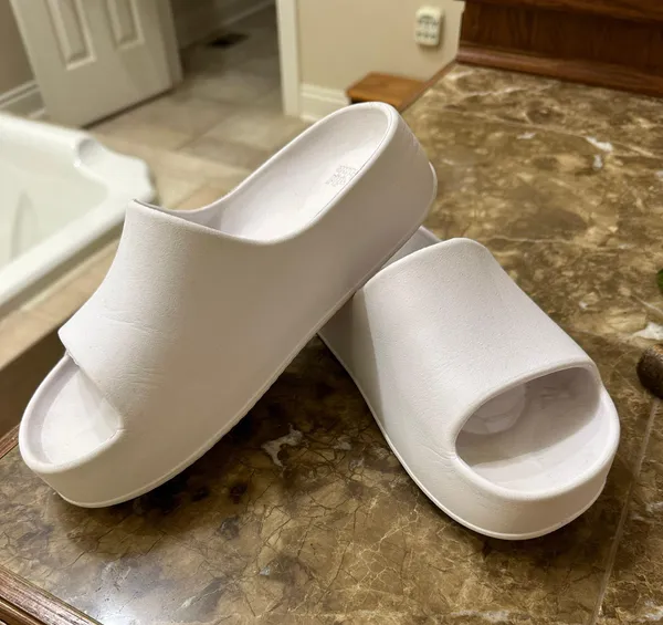 White Slides Size 7 - Image 2
