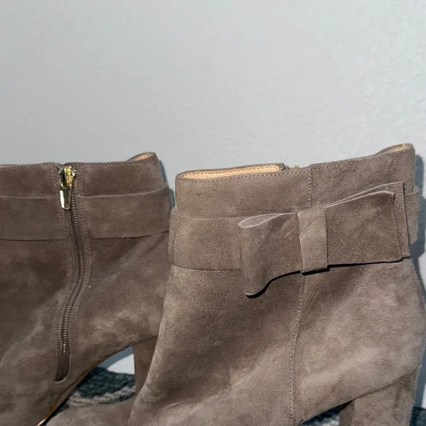 Kate Spade Suede Bow Ankle Boots Block Heel Taupe Size 9.5 - Image 3