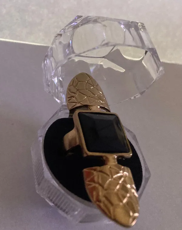 Woman Beautiful ring size 7.5 Gold - Image 3