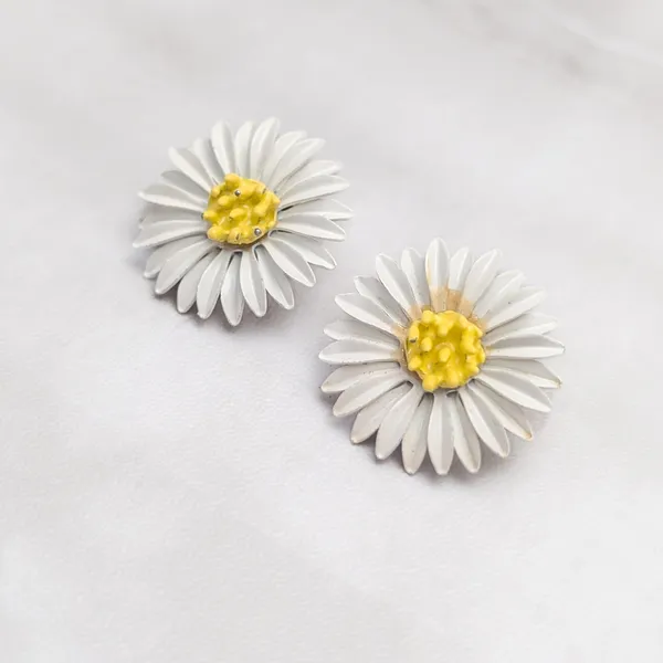 Vintage Clip On Earrings 1" Large Daisy Flower - Floral Whimsical Summer Theme - Image 3