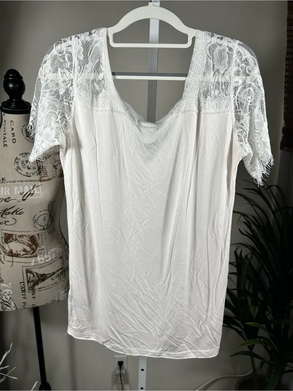 X316. VICI Cream Lace Sleeve V-Neck Blouse - Image 3