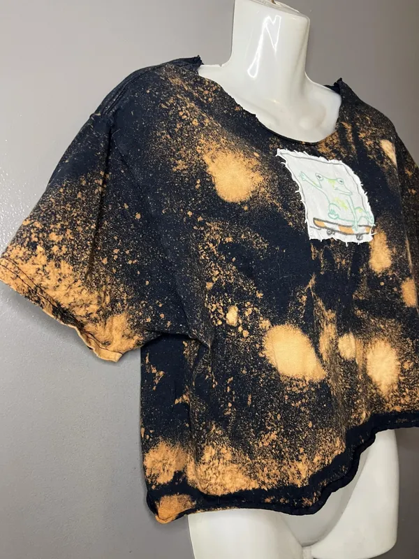 Fruit of the Loom Custom Frog Graphic Cropped Top Shirt Womens Medium Black Bleach Dye Festival - Image 3