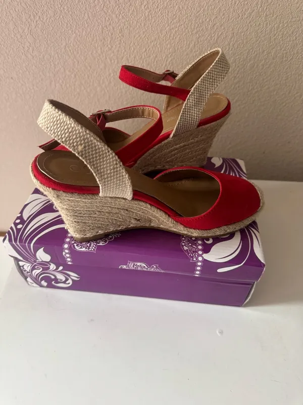 Red and beige platform shoes Size 7 - Image 3