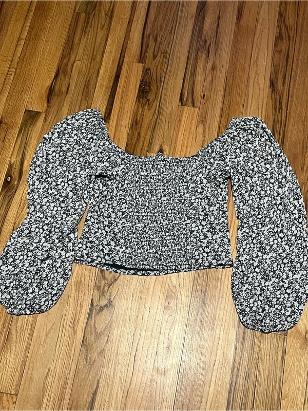 Abercrombie & Fitch Women’s Black & White Floral Long Sleeve Crop Top Size S | 1 - Image 3