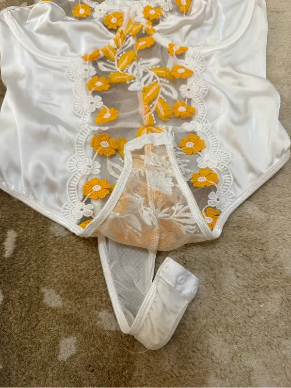 White Satin Floral Embroidered Mesh Snap Bodysuit Yellow Daisy Appliqué size M - Image 7