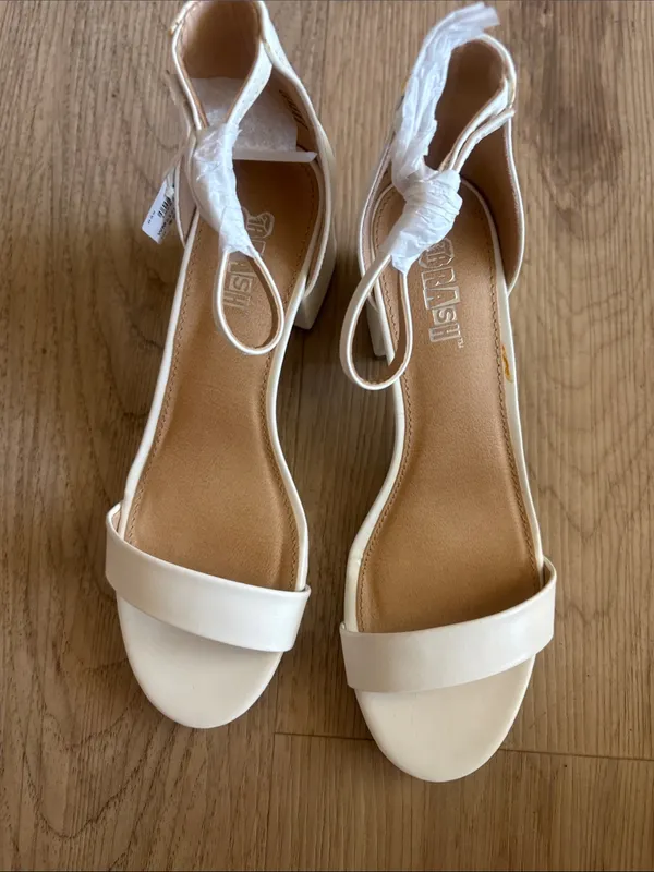 Brash Women's White Ankle-Strap Dress Flats size 7.5 w new - Image 2