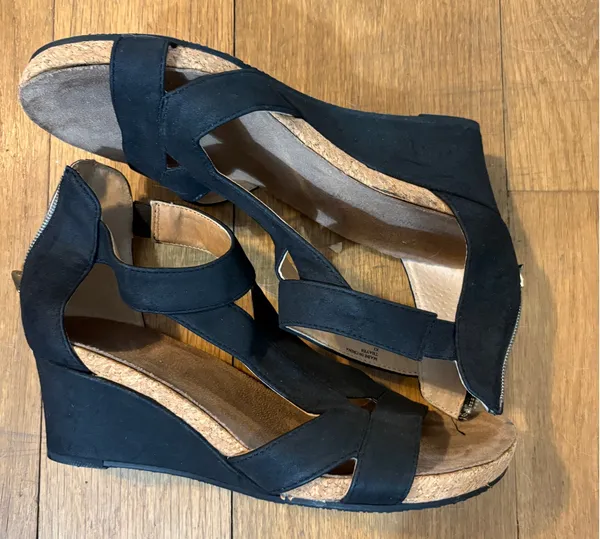 Adrienne Vittadini Black Wedge Sandals 6.5 - Image 2