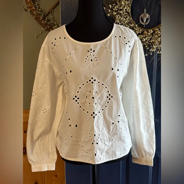 Maurices White Eyelet 100% Cotton Blouse size Small NWT - Image 2