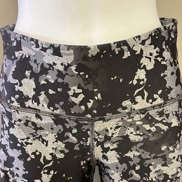 Under Armour Women’s HeatGear Ankle Cropped Camo Print Compression Leggings- M - Image 2