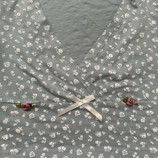 Boutique purple rosebuds & white pearl bow blue floral wrap crop top 🦋🪻✨ - Image 3