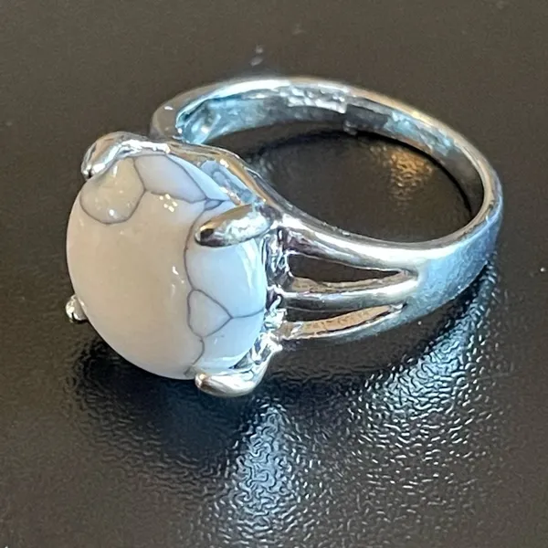 White gemstone S925 silver ring size 5.5 - Image 3