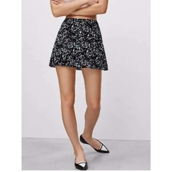 Aritzia Sunday Best Zelda Mini Skirt, Size 2, Black w/ White and Blue Flowers - Image 10