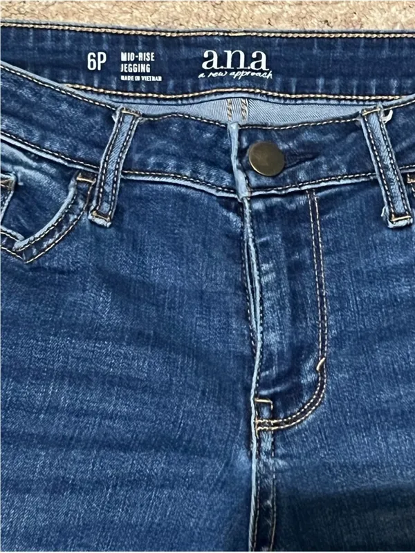 a.n.a. Mid Rise Jeggings Women’s 6P Petite Dark Wash‎ Distressed Raw Hem Stretch - Image 3