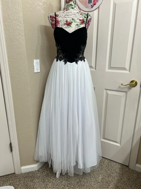 Blondie Nites Black and White Spaghetti Strap Prom Gown size 7 Junior - Image 2