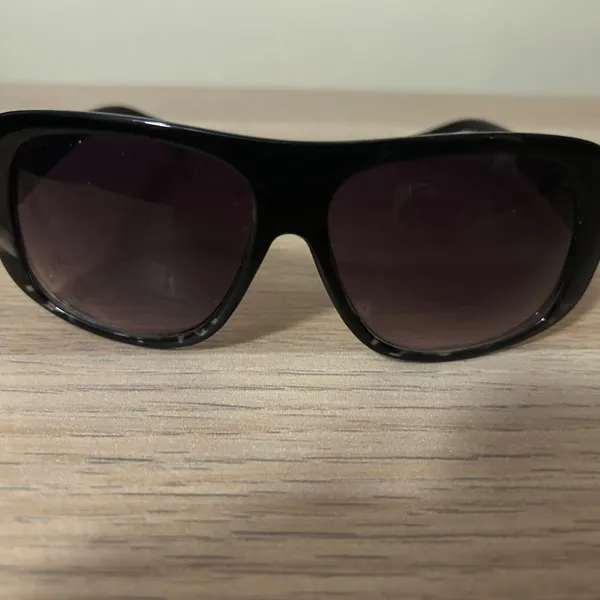 Stylish Black Sunglasses - Image 3