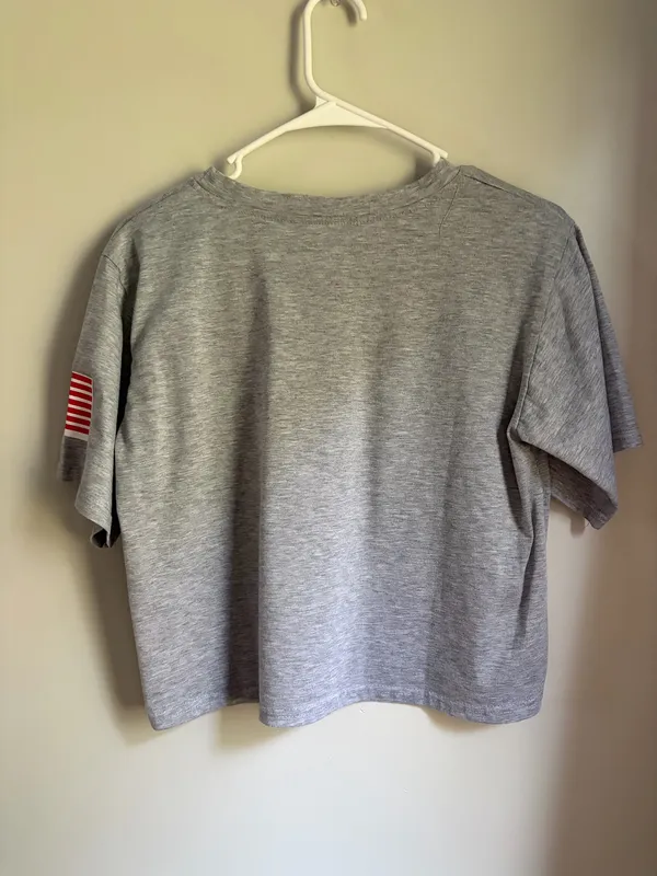 Light Gray USA Cropped Graphic T-Shirt Sz Small - Image 3