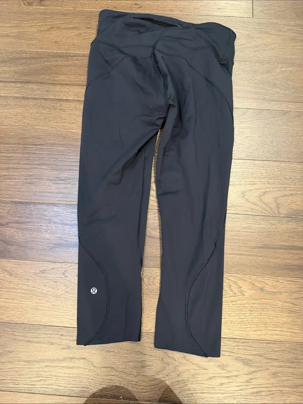 Lululemon High Rise Black Athletic Cropped Legging Size 8 - C11-517 - Image 6