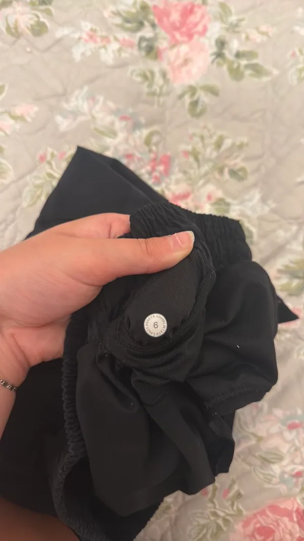Lululemon Shorts Hotty Hot Low-Rise 4" - Image 4