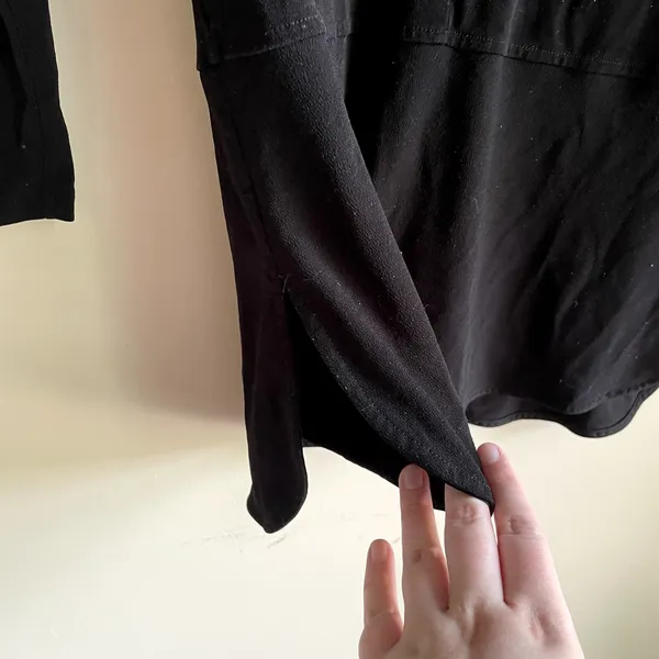Lauren‎ Ralph Lauren black long sleeved v-neck blouse women's size S soft drape - Image 5
