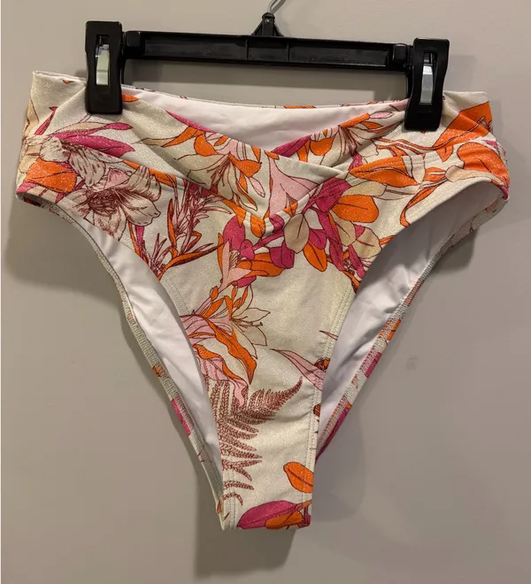Cupshe Coral Flower Bikini Top and V-Waist Bottom Swimsuit Set Silver Multi - Image 11