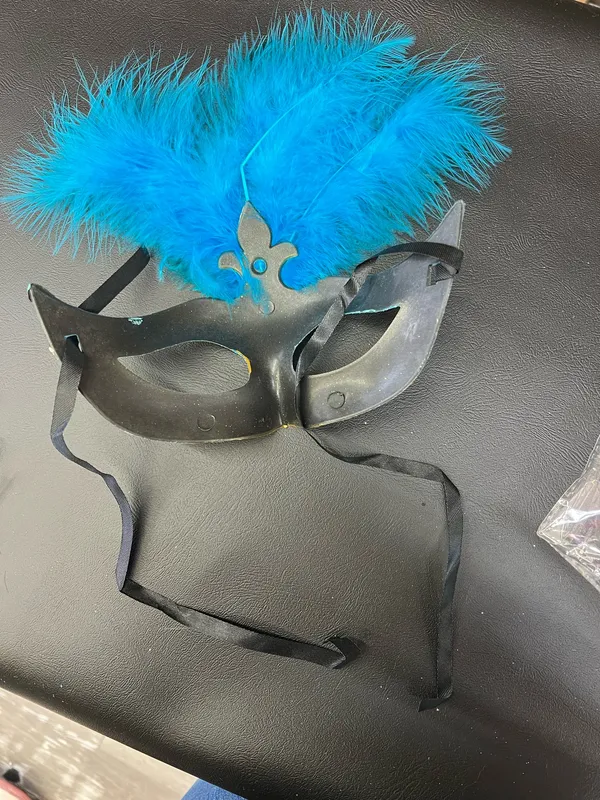 Blue feathered mask with gold glitter and blue feathers - Image 3