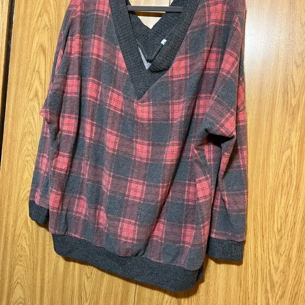 P & Rose Plaid V-Neck Top Woamns Size Small - Image 5
