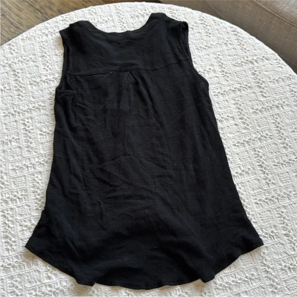 Elegant Black Sleeveless Women's Tank Top - Image 5