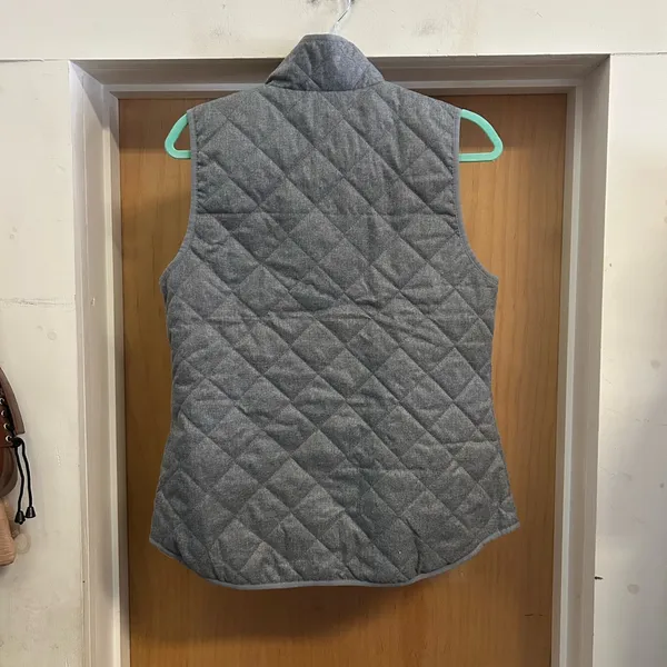 Old Navy Light Grey Quilted Vest with Gold Zipper and Pockets -size M -MSRP $35! - Image 4