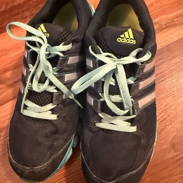 Adidas unisex running shoes super nice - Image 4