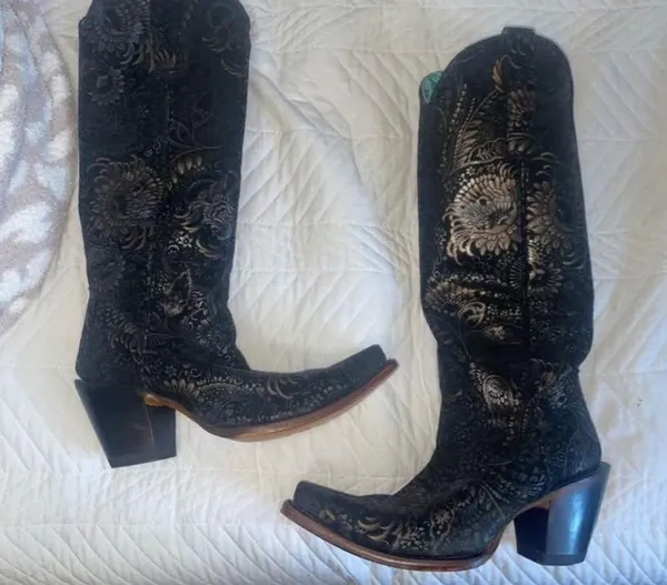 Corral women’s gold stamped floral black suede snip toe cowboy boot size 8.5 - Image 4