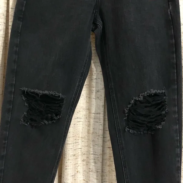 PrettyLittleThing Washed Black Ripped Knee Mom Jeans - Image 3