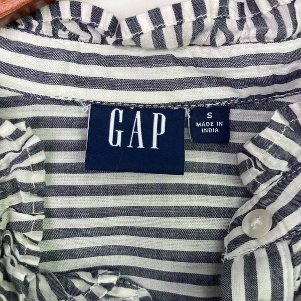 Gap| Lightweight striped Button Down sz Small - Image 3