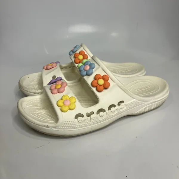 Crocs classic sandals slides flower jibbitz women's size 8 white‎ beach casual - Image 3