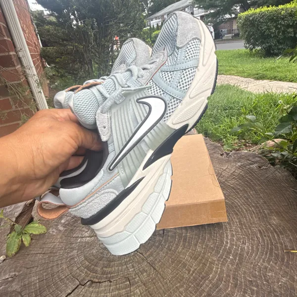 Nike Women's V2K Run Shoes - shoes 8.5 - Image 5