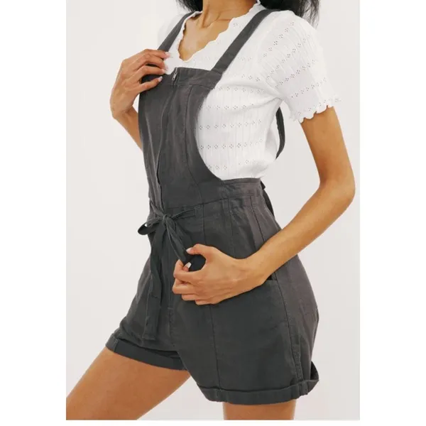 Free People Overall Shorts In dark grey featuring a zipper closure Size Medium - Image 3