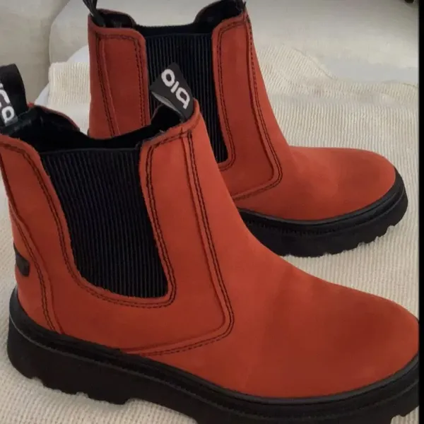 Bionica Dina Rogue Red Women’s Boot, size 8, NWOT Floor display - Image 2