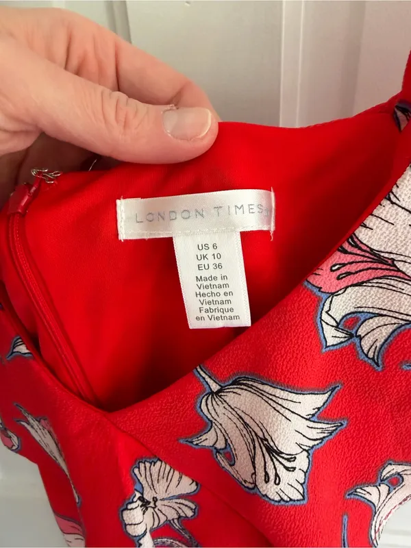 London Times Size 6 Red Floral Cold Shoulder Ruffle Maxi Dress - Image 2