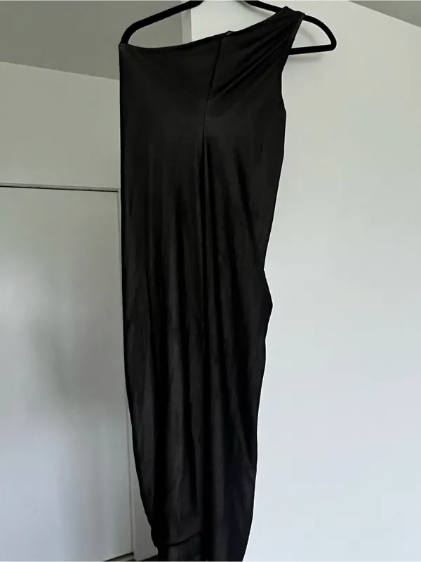 One-Shoulder Black Ruched Bodycon Midi Dress - Image 4