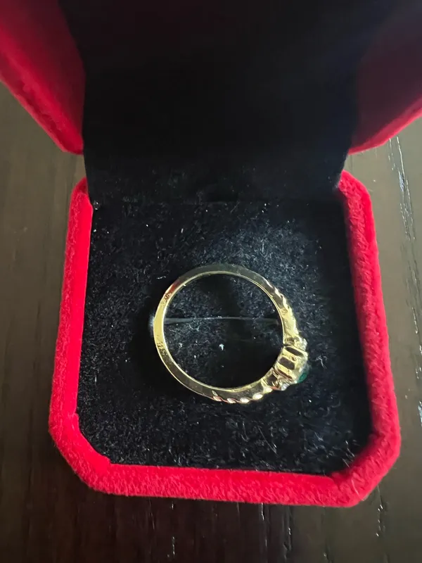Ladies Gorgeous Golden with Faux Emerald Gemstone Ring Size 8 - Image 3