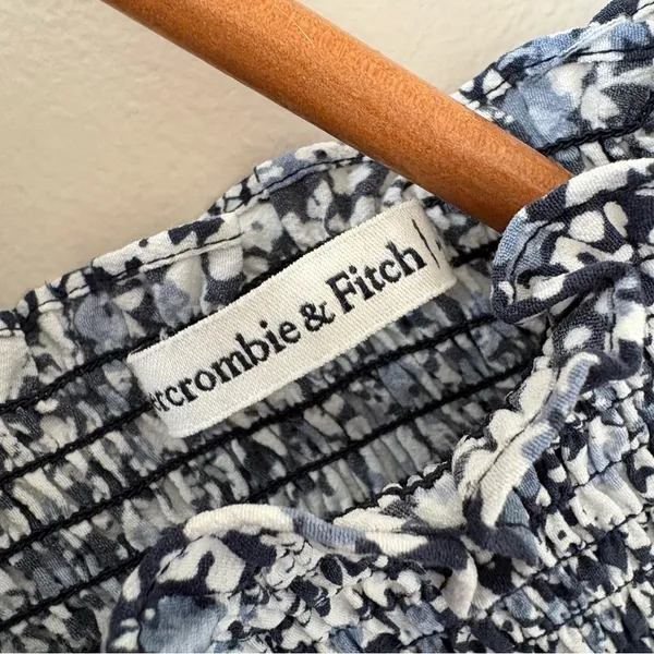 Abercrombie & Fitch Smocked‎ Top Ditsy Floral Blouson Long Sleeve Blue White M - Image 7