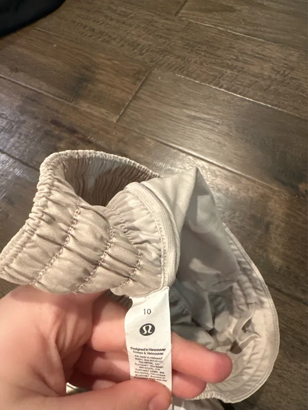 Lululemon Hotty Hot 2.5" - Image 3