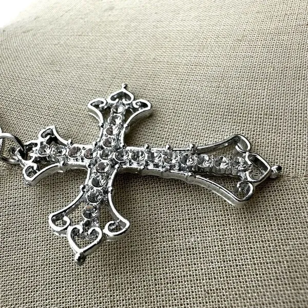 Silver tone rhinestone cross necklace - Image 3