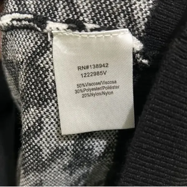 Ont Welfth Houndstooth Black & White Sweater
Cardigan(Size Small) - Image 5