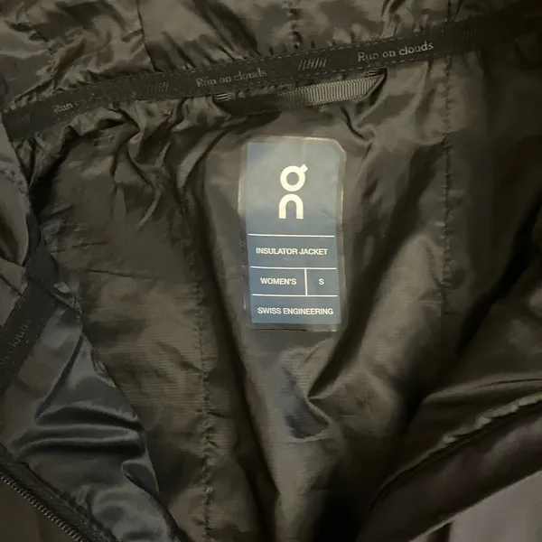 On Running Insulator Jacket Gray - Image 5