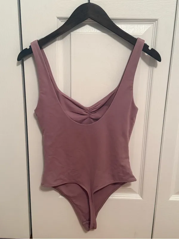 Aritzia Babaton Contour Mauve Ruched Front Bodysuit - Image 3