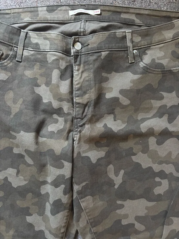 Levi’s’ 311 Shaping Skinny Camo pants woman’s size 24 EUC - Image 2