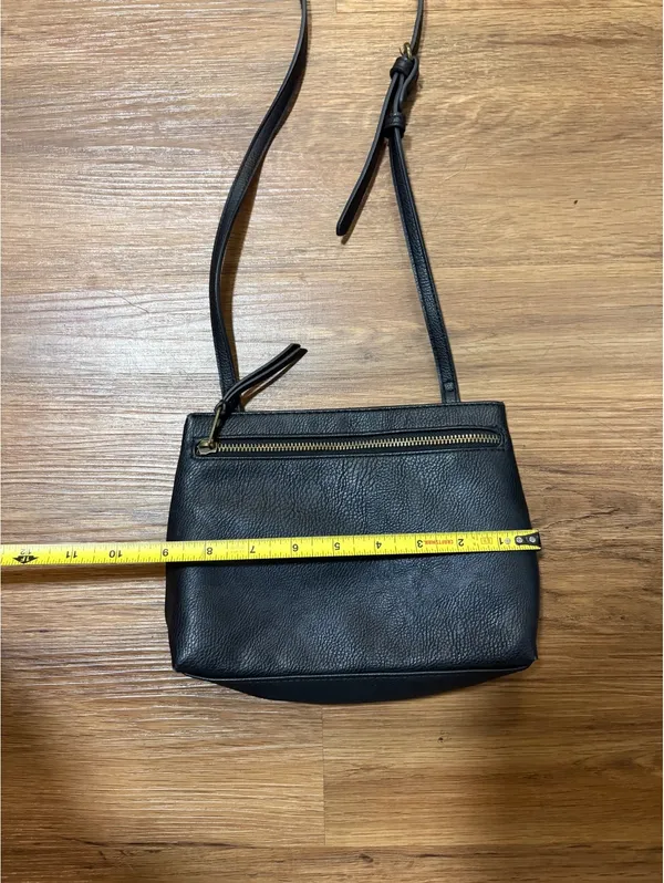 Universal Threads Black Crossbody Bag Adjustable Strap Gold Tone Zip - Image 4