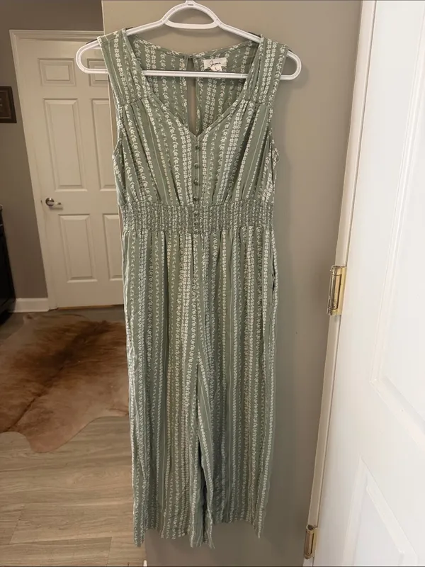Japna Nashville Boutique Sage Floral Boho Cropped Jumpsuit - Size L - Image 2