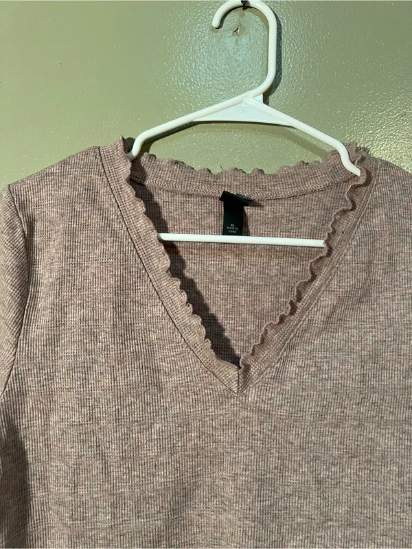 Wild Fable Women's Size XL Cropped T-Shirt V-Neck Ruffle Lettuce Edge Pink Brown - Image 4